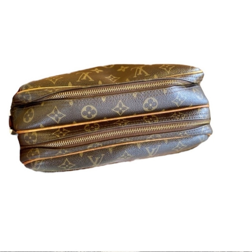 Louis Vuitton Reporter crossbody Bag.